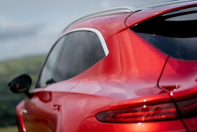 vien-cua-kinh-xe-aston-martin-dbx