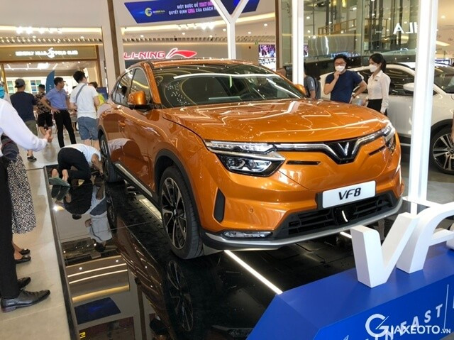vinfast-vf8-co-tinh-nang-lui-chuong-tu-dong