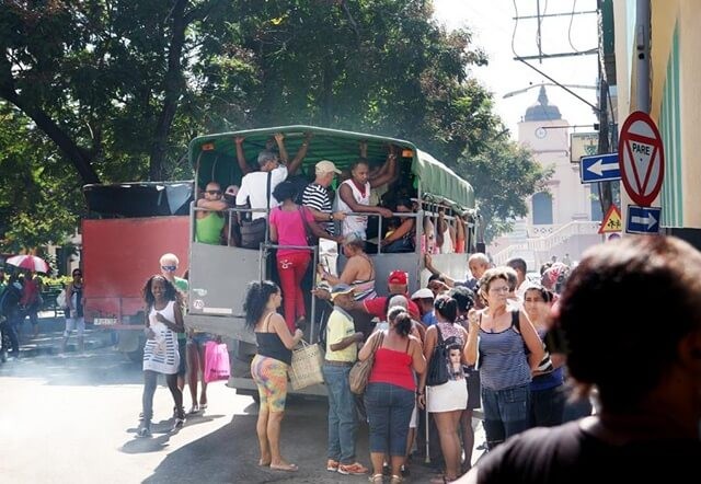 xe-bus-co-tai-lahabana-cuba-rat-dong-khach