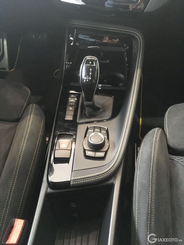 xe-dang-chay-co-vao-so-lui-duoc-khong