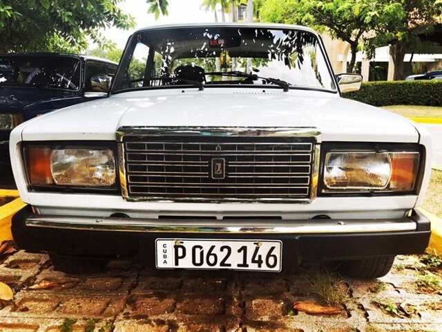 xe-lada-co-mau-trang