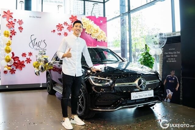 xe-mercedes-glc300-cua-cau-thu-doan-van-hau