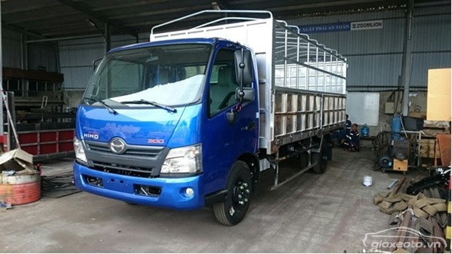 xe-tai-hino-5-tan-xzu730l-thung-mui-bat