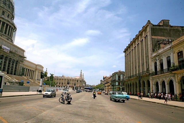 xe-tren-duong-pho-la-habana