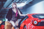 Người mẫu sexy quyến rũ bên siêu xe Ferrari