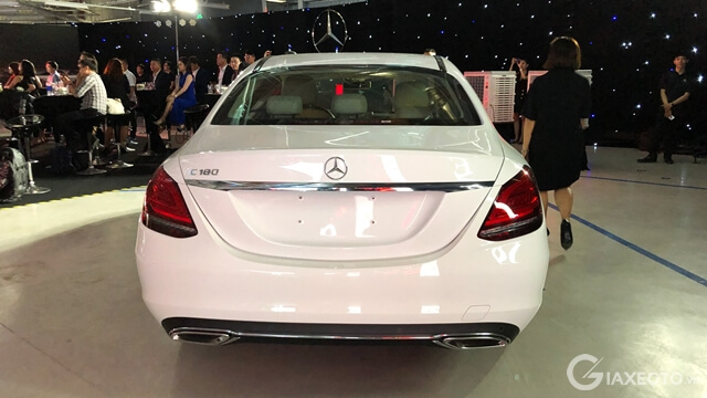 duoi-xe-mercedes-benz-c180-mau-den