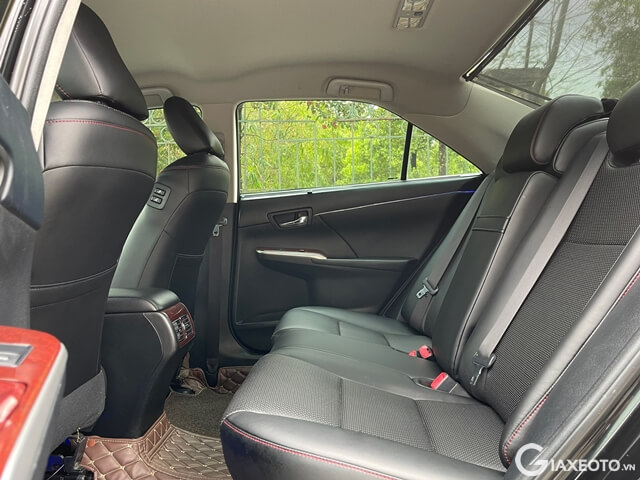 khoang-hanh-khach-xe-toyota-camry-2014