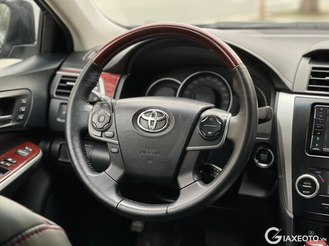 vo-lang-xe-toyota-camry-2014
